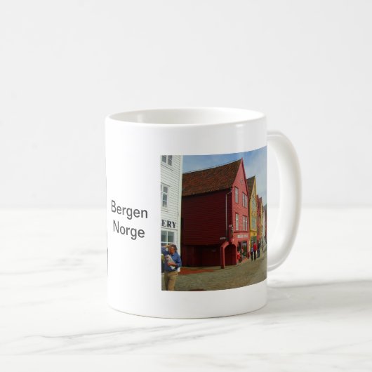 ノルウェー、ベルゲンの水辺地帯の色彩の鮮やかな家 コーヒーマグカップ (正面右)