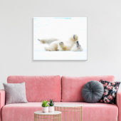 ノルウェー、雪の中で転がるホッキョクグマ キャンバスプリント (インサイチュ (リビング))
