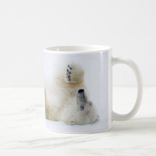 ノルウェー、雪の中で転がるホッキョクグマ コーヒーマグカップ (右)