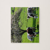 ノルマンディーのリンゴの花が咲く中の牛 ジグソーパズル (縦)