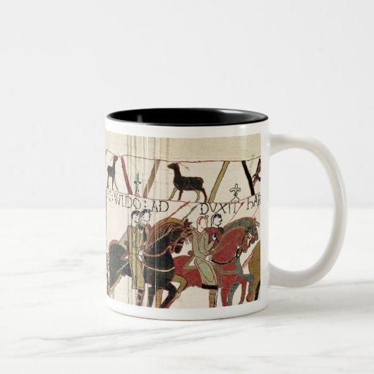 ノルマンディーの公爵へのバイユーのタペストリーの伯爵ハロルド ツートーンマグカップ (右)