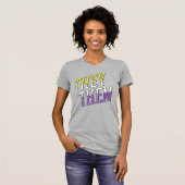 ノンバイナリーカラーのThey Them Tシャツ (正面フル)