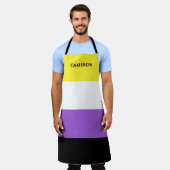 ノンバイナリーフラッグのモノグラム LGBT エプロン (着用した状態)