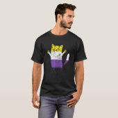 ノンバイナリー Pride フラグ 幸せな猫 ノンバイナリー Tシャツ (正面フル)