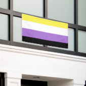 ノンバイナリー Pride フラッグ 横断幕 (ビルの外側)