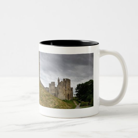 ノーサンバーランド、イギリスのWarkworthの城 ツートーンマグカップ (右)