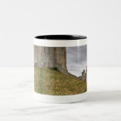 ノーサンバーランド、イギリスのWarkworthの城 ツートーンマグカップ (中央)