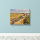 ノーサンバーランド・ハドリアンの城壁から眺める キャンバスプリント (インサイチュ (ウッドフロア))