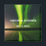 ノーザンライツオーロラオーロラボレリスナイトスカイ結婚ズ マグネット<br><div class="desc">オーロラ・ボレアリスの磁結婚石のオーロラ。夜空、星、山の磁石。名前と日付でパーソナライズ結婚する。</div>