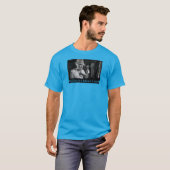 ノーシャツシャーロック "Tシャツを調査中" Tシャツ (正面フル)