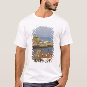 ノースのホイットビーの港へと続く階段 Tシャツ