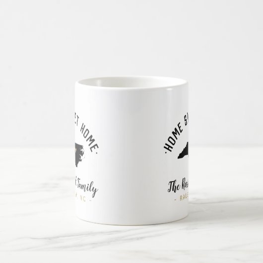 ノースカロライナのホームスイートホームファミリーモノグラムマグ コーヒーマグカップ (中央)
