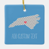 ノースカロライナの地図とカスタムハートと名前 セラミックオーナメント (正面)
