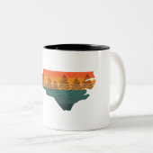 ノースカロライナの木のシルエット ツートーンマグカップ (正面右)