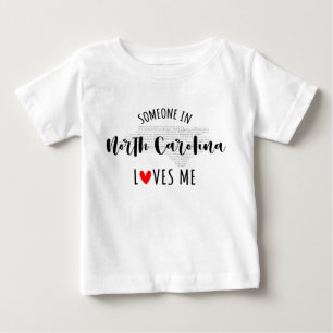 ノースカロライナの誰かが私のベビーTシャツを愛している ベビーTシャツ