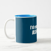 ノースカロライナ州のアッシュビルにいる方がいい ツートーンマグカップ (左)