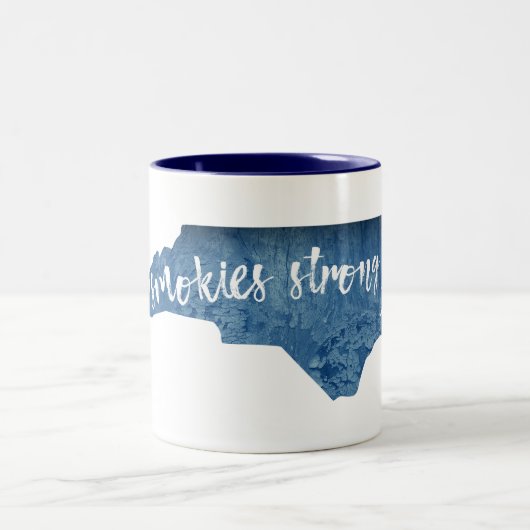 ノースカロライナ州の強い木目の煙 ツートーンマグカップ (中央)