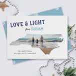 ノースカロライナ州のHanukkah写真からのLove & Light シーズンカード<br><div class="desc">あなたは誇りを持ったノースカロライナから来るには、この写真ハヌカーのホリデーシーズンにいくつかの軽い心の州のプライドを送るインディゴとライトブルーのテクスチャを搭載し、雪の結晶がアクセント付いたホリデーカード。応援、場所、年、家族の名前の文字、写真のメッセージでパーソナライズお気に入りのする。州の形状に合わせて写真を調整するには、「さらにカスタマイズ」リンクを使用して、レイヤー内の写真を選択し、ミステリーツールを使用して画像をトリミングして収まるようにします。フォント、色を変更したり、背景の背面と背面に写真や文字を追加す澄んるパターン（の模様が）あることもで無地のきる。</div>