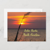 ノースカロライナ州アウター・バンクス  オレンジ色の空のビーチでの夕焼け ポストカード (正面/裏面)