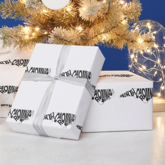 ノースカロライナ州名ワードアートブラック ラッピングペーパー (クリスマス)