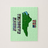 ノースカロライナ州地図の概要、写真と米国国旗の文字 ジグソーパズル (縦)