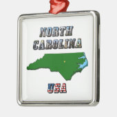ノースカロライナ州地図の概要、写真と米国国旗の文字 メタルオーナメント (左)