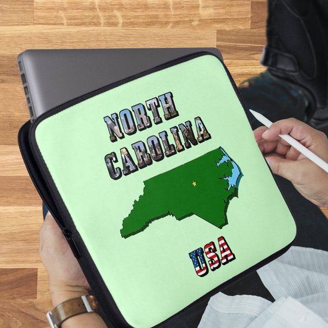 ノースカロライナ州地図の概要、写真と米国国旗の文字 ラップトップスリーブ (North Carolina Map and Text Laptop Sleeve)