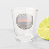 ノースカロライナ州子猫ホークの外の銀行の日の出 ショットグラス (裏面)