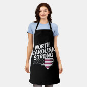 ノースカロライナ州旗とNC州と米国旗 エプロン (着用した状態)