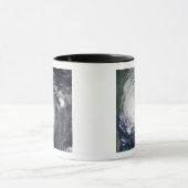 ノースカロライナ沿岸のハリケーン・アールの放牧 マグカップ (中央)