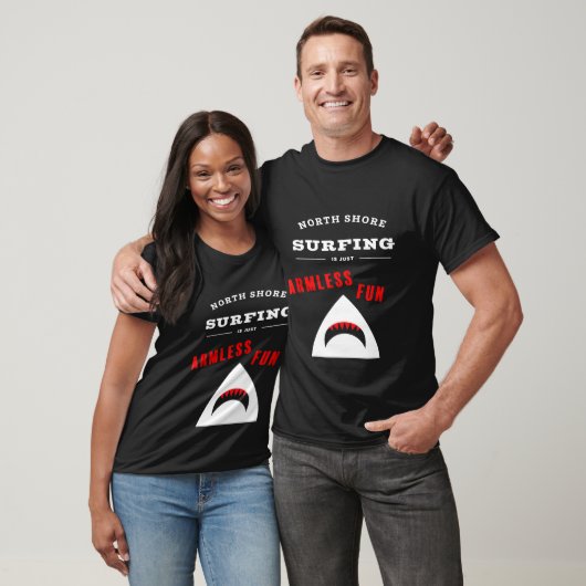 ノースショアサーフィンはアームレスおもしろいオアフハワイ社 Tシャツ (ユニセックス)