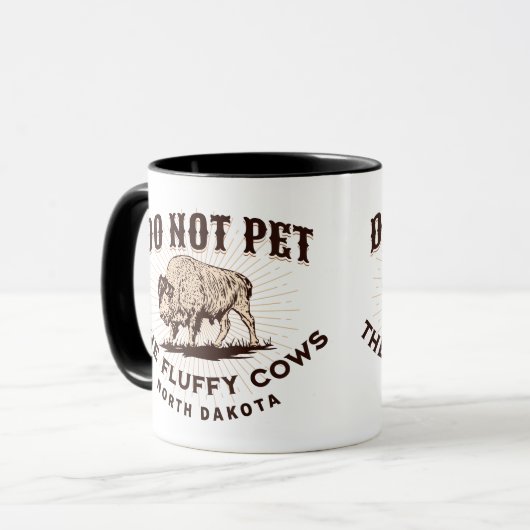 ノースダコタのふわふわした牛のバイソンを愛撫しない マグカップ (正面左)