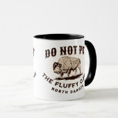 ノースダコタのふわふわした牛のバイソンを愛撫しない マグカップ (正面右)