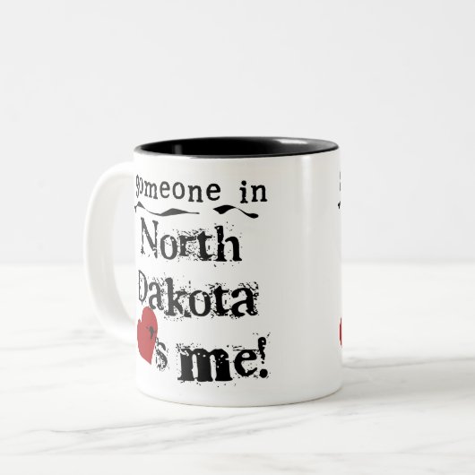 ノースダコタの誰かは私を愛します ツートーンマグカップ (正面左)