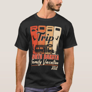ノースダコタファミリーバケーションRVロードトリップマウンテン Tシャツ