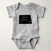 ノースダコタホームグロウン州ティー ベビーボディスーツ (正面)