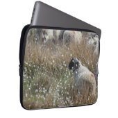 ノースハンバーランド州の綿花の中のスワレデールのエワ ラップトップスリーブ (正面右)