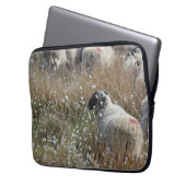 ノースハンバーランド州の綿花の中のスワレデールのエワ ラップトップスリーブ (正面左)