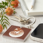 ノーチラスの貝殻 – ココアブラウンと白 キーホルダー (正面右)