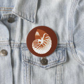 ノーチラスの貝殻 – ココアブラウンと白 缶バッジ (インサイチュ)