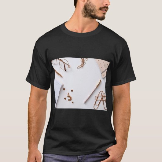 ノートと机の雰囲気グラフィックTシャツ Tシャツ (正面)