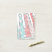 ノートの万華鏡のように千変万化するパターン ポストイット (デスク上)