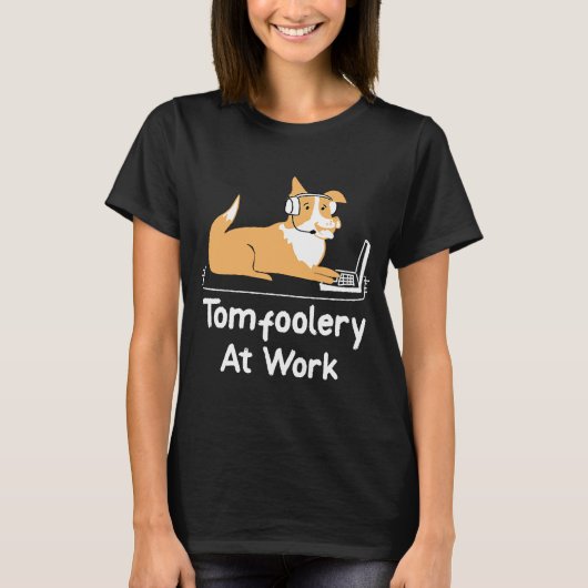 ノートパソコンで働く愛犬のおふざけ Tシャツ (正面)