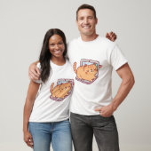 ノートパソコンに置いたかわいい丸いタビー猫 Tシャツ (ユニセックス)