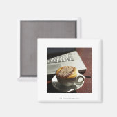ノートパソコンの前のカプチーノ マグネット (正面/裏面)