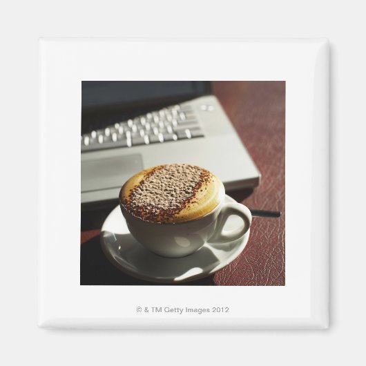 ノートパソコンの前のカプチーノ マグネット (正面)