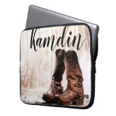 ノートパソパーソナライズされたコンは西に素朴ブーツ ラップトップスリーブ (正面左)