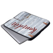 ノートパソパーソナライズされたックケースホワイトウォッシュウッドバーンドア ラップトップスリーブ (正面下部)