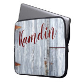 ノートパソパーソナライズされたックケースホワイトウォッシュウッドバーンドア ラップトップスリーブ (正面左)