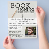 ノートブックと鉛筆のライター、署名広告のブック チラシ (手)